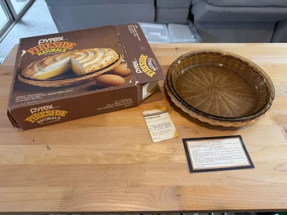 Pyrex Fireside Naturals By Corning 2090-F 9” Pie Plate/Natural Rattan Basket NIB